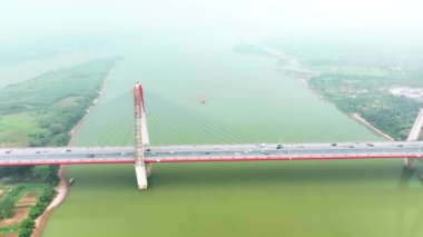 Hanoi şehrindeki Nhat Tan köprüsünün gökyüzü manzarası, Vietnam.