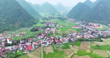 Dağların büyülü manzarası birbirini takip eden mesajı andırıyor. Şafak vakti Bac Son Bölgesi Lang Son, Vietnam 'da yemyeşil bitki örtüsü tabakaları ile kaplandılar.