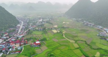 Sabahları Bac Son Vadisi 'nin manzarasında Lang Son, Vietnam' daki köy dağlarında pitotis üzerinde evler görülür.