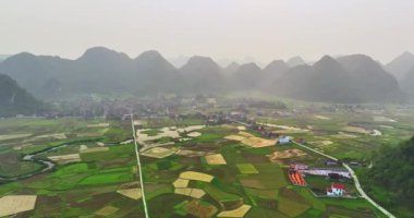 Sabahları Bac Son Vadisi 'nin manzarasında Lang Son, Vietnam' daki köy dağlarında pitotis üzerinde evler görülür.