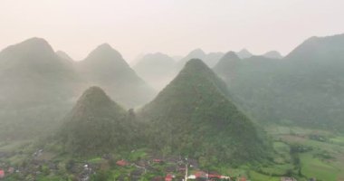 Sabahları Bac Son Vadisi 'nin manzarasında Lang Son, Vietnam' daki köy dağlarında pitotis üzerinde evler görülür.
