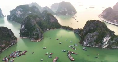 Ha Long Körfezi 'nin gündüz gözüyle zümrüt yeşili güzel su manzarası. Burası UNESCO Dünya Mirası Alanı. Kuzey Vietnam, Güneydoğu Asya 'da çok güzel bir doğa harikası..
