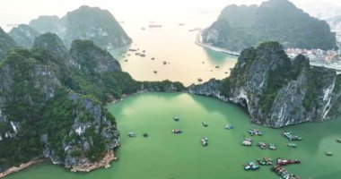 Ha Long Körfezi 'nin gündüz gözüyle zümrüt yeşili güzel su manzarası. Burası UNESCO Dünya Mirası Alanı. Kuzey Vietnam, Güneydoğu Asya 'da çok güzel bir doğa harikası..