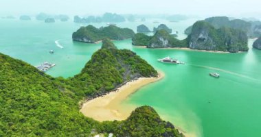 Lan Ha Körfezi 'ndeki Rock Adası, Vietnam, Güneydoğu Asya. UNESCO Dünya Mirası Alanı. Popüler dönüm noktası, Vietnam 'ın ünlü hedefi. Halong körfezi yakınlarında. 