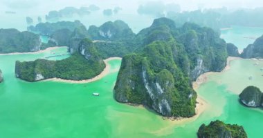 Lan Ha Körfezi 'ndeki Rock Adası, Vietnam, Güneydoğu Asya. UNESCO Dünya Mirası Alanı. Popüler dönüm noktası, Vietnam 'ın ünlü hedefi. Halong körfezi yakınlarında. 