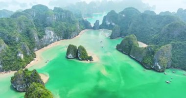 Lan Ha Körfezi 'ndeki Rock Adası, Vietnam, Güneydoğu Asya. UNESCO Dünya Mirası Alanı. Popüler dönüm noktası, Vietnam 'ın ünlü hedefi. Halong körfezi yakınlarında. 