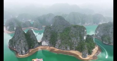 Lan Ha Körfezi 'ndeki Rock Adası, Vietnam, Güneydoğu Asya. UNESCO Dünya Mirası Alanı. Popüler dönüm noktası, Vietnam 'ın ünlü hedefi. Halong körfezi yakınlarında. 