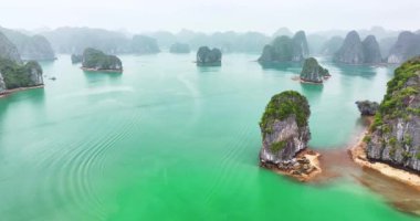 Lan Ha Körfezi 'ndeki Rock Adası, Vietnam, Güneydoğu Asya. UNESCO Dünya Mirası Alanı. Popüler dönüm noktası, Vietnam 'ın ünlü hedefi. Halong körfezi yakınlarında. 