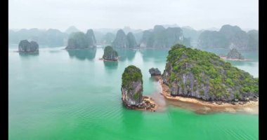 Lan Ha Körfezi 'ndeki Rock Adası, Vietnam, Güneydoğu Asya. UNESCO Dünya Mirası Alanı. Popüler dönüm noktası, Vietnam 'ın ünlü hedefi. Halong körfezi yakınlarında. 