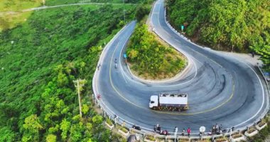 Hue, Vietnam - 15 Nisan 2024: Hai Van Pass 'ın havadan görünüşü, Vietnam' da 1A karayolu üzerinde yaklaşık olarak uzun bir dağ geçidi..