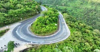 Hue, Vietnam - 15 Nisan 2024: Hai Van Pass 'ın havadan görünüşü, Vietnam' da 1A karayolu üzerinde yaklaşık olarak uzun bir dağ geçidi..