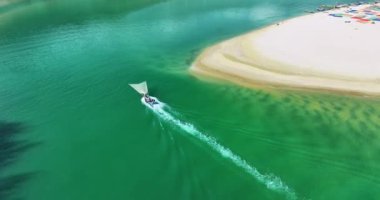 Lang Co körfezinin ve plajın havadan görünüşü, Hai Van pass, Lap An lagoon, Hue, Vietnam. Seyahat ve peyzaj.