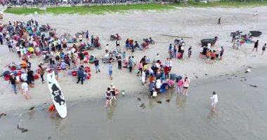 Da Nang, Vietnam - 15 Nisan 2024: İnsanlar balık satın almakla, balık taşımakla, çok canlı bir atmosfer hazırlamakla meşgulken, hepsi Da Nang, Vietnam 'da yaşıyor.