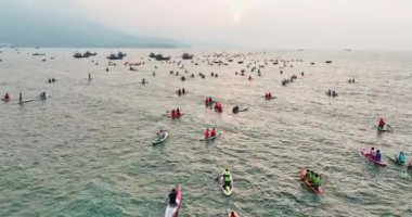 Da Nang, Vietnam - 15 Nisan 2024: Turistlerle plajdaki sabah manzarası Da Nang City, Vietnam 'da ayağa kalk.