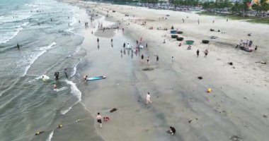 Da Nang, Vietnam - 15 Nisan 2024: Da Nang plajının havadan görünüşü, günbatımı gökyüzü dünyanın en güzel plajlarından biridir..