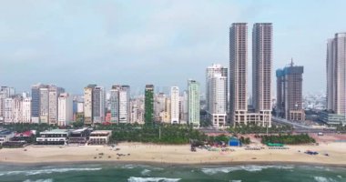 Da Nang, Vietnam - 15 Nisan 2024: Da Nang plajının havadan görünüşü, Vietnam dünyanın en güzel plajlarından biridir..