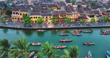 Vietnam 'da Thu Bon Nehri kıyısında antik bir kasaba. UNESCO 'nun Quang Nam bölgesindeki dünya mirası. Vietnam. Hoi An, Vietnam 'ın en popüler yerlerinden biridir.