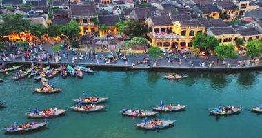 Vietnam 'da Thu Bon Nehri kıyısında antik bir kasaba. UNESCO 'nun Quang Nam bölgesindeki dünya mirası. Vietnam. Hoi An, Vietnam 'ın en popüler yerlerinden biridir.