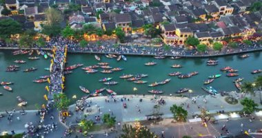 Vietnam 'da Thu Bon Nehri kıyısında antik bir kasaba. UNESCO 'nun Quang Nam bölgesindeki dünya mirası. Vietnam. Hoi An, Vietnam 'ın en popüler yerlerinden biridir.