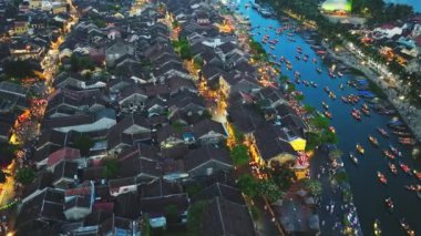 Vietnam 'da Thu Bon Nehri kıyısında antik bir kasaba. UNESCO 'nun Quang Nam bölgesindeki dünya mirası. Vietnam. Hoi An, Vietnam 'ın en popüler yerlerinden biridir.