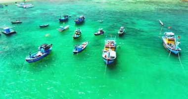 Balıkçı tekneleri Nhon Hai denizinde demirlemiş, Binh Dinh vilayeti, Vietnam. Yukarıdan görüntüle