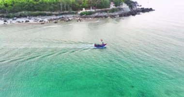 Balıkçı teknesinin sabah Vietnam 'ın merkez sahillerinde balık avlamaya gidişinin hava görüntüsü.