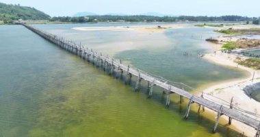 Bay Kaplan 'ın Phu Yen, Vietnam' daki tahta köprüsünün hava görüntüsü. Bu Vietnam 'daki en uzun tahta köprü.