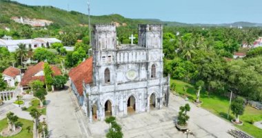 Mang Lang Kilisesi 'nin havadan görünüşü, Phu Yen, Vietnam' daki en eski kilise. Kilise 1892 'de gotik tarzda inşa edildi. Vietnam 'daki en eski kilise.