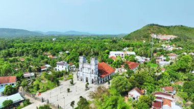 Mang Lang Kilisesi 'nin havadan görünüşü, Phu Yen, Vietnam' daki en eski kilise. Kilise 1892 'de gotik tarzda inşa edildi. Vietnam 'daki en eski kilise.