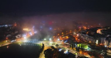 Bulutların ve sislerin arasında gizlenmiş sihirli gecede bir Da Lat City 'nin hava görüntüsü. Kentsel gelişim dokusu, ulaşım altyapısı. Gelişmiş Vietnam 'daki turizm şehri. Gece şehir manzarası