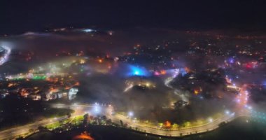 Bulutların ve sislerin arasında gizlenmiş sihirli gecede bir Da Lat City 'nin hava görüntüsü. Kentsel gelişim dokusu, ulaşım altyapısı. Gelişmiş Vietnam 'daki turizm şehri. Gece şehir manzarası