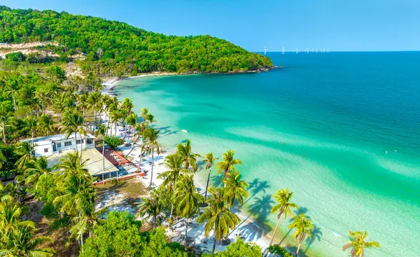 Phu Quoc Adası Sahil Sahili 'nin (Khem Sahili) havadan görünüşü, Vietnam. Emerald Körfezi, Güneydoğu Asya 'da Tropikal İklim ve Güzel Manzaralı Popüler Turizm Tatil Merkezi.