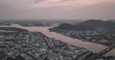 Kalkınma binaları, ulaşım ve enerji altyapısı olan Ha Tien şehrinin üst görüntüsü. Vietnam 'ın ünlü turistik şehri, Kamboçya ile sınırı paylaşıyor.