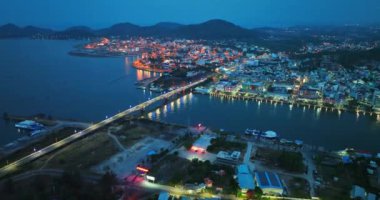 Kalkınma binaları, ulaşım ve enerji altyapısı olan Ha Tien şehrinin üst görüntüsü. Vietnam 'ın ünlü turistik şehri, Kamboçya ile sınırı paylaşıyor.