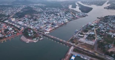 Kalkınma binaları, ulaşım ve enerji altyapısı olan Ha Tien şehrinin üst görüntüsü. Vietnam 'ın ünlü turistik şehri, Kamboçya ile sınırı paylaşıyor.