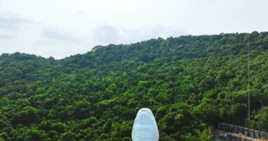 Dağın tepesindeki dev Buda heykelinin havadan görünüşü deniz manzaralı Phu Quoc adası, Vietnam iyi hava ve balıkçılar için daha kolay balıkçılık yapan açık deniz.