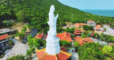 Dağın tepesindeki dev Buda heykelinin havadan görünüşü deniz manzaralı Phu Quoc adası, Vietnam iyi hava ve balıkçılar için daha kolay balıkçılık yapan açık deniz.