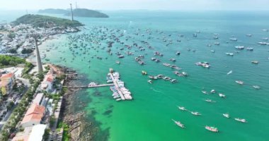 Phu Quoc Adası, Vietnam 'daki ahşap balıkçı köyünün insansız hava aracı görüntüsü. Günbatımı, liman, yüzen tekneler ve gemiler, deniz dalgaları, okyanus dalgaları.