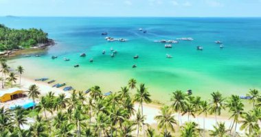 Phu Quoc Adası, Vietnam 'daki tropikal plajın havadan görünüşü. Güzel beyaz kumsal, güzel mavi deniz Tayland Körfezi 'nde.