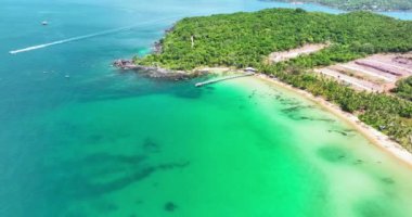 Phu Quoc Adası, Vietnam 'daki tropikal plajın havadan görünüşü. Güzel beyaz kumsal, güzel mavi deniz Tayland Körfezi 'nde.