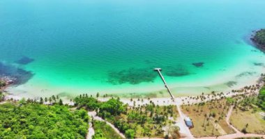 Phu Quoc Adası, Vietnam 'daki tropikal plajın havadan görünüşü. Güzel beyaz kumsal, güzel mavi deniz Tayland Körfezi 'nde.