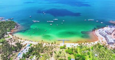 Phu Quoc Adası, Vietnam 'daki tropikal plajın havadan görünüşü. Güzel beyaz kumsal, güzel mavi deniz Tayland Körfezi 'nde.