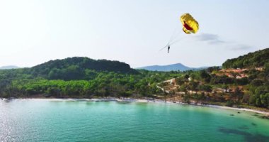 Yabancı turistler için en cazip etkinliklerden biri olan Sao sahilindeki Phu Quoc Adası 'nda paragliding yapmak