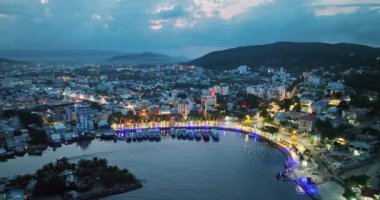Kien Giang, Vietnam 'daki Phu Quoc şehrinin hava manzarası. Burası Phu Quoc adasının güneyindeki merkez kasaba. Tayland Körfezi 'nde kalabalık ve hareketli..
