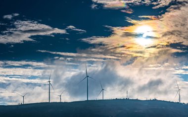 Dağları ve bulutları olan güzel bir manzara