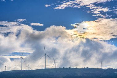 Dağlarda rüzgar türbinleri