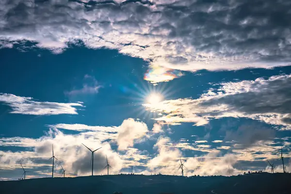 Denizin üzerinde güzel bir gün batımı
