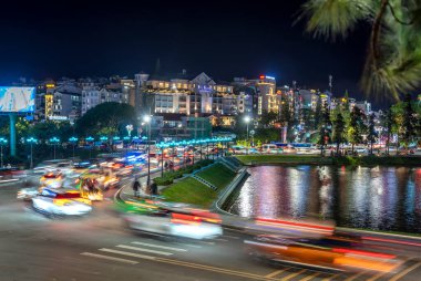 İsrail eyaletinin başkentinin gece manzarası.