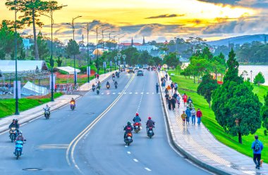 Bisikleti yola park ettim.