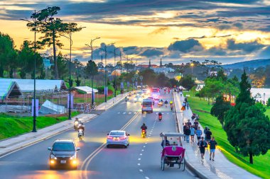 Akşamları şehir parkının güzel manzarası